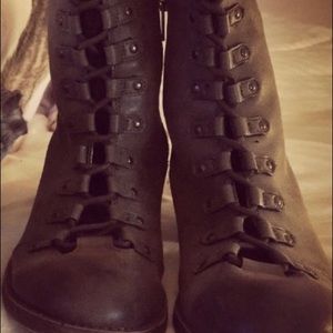Billabong lace up boot with side zipper